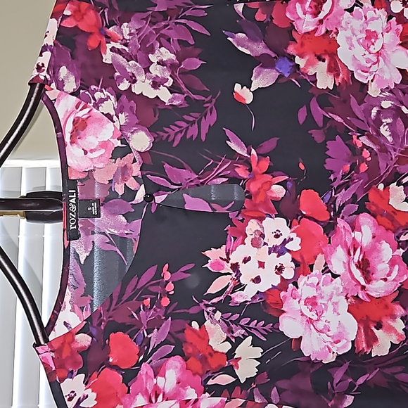 Beautiful Floral Pullover Top with Keyhole Neckline - Picture 2 of 8